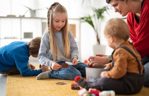 Dzieci bawiące się w żłobku
